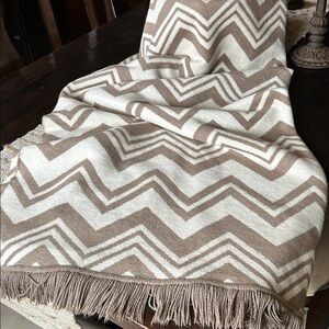 Soft blanket throw, like new